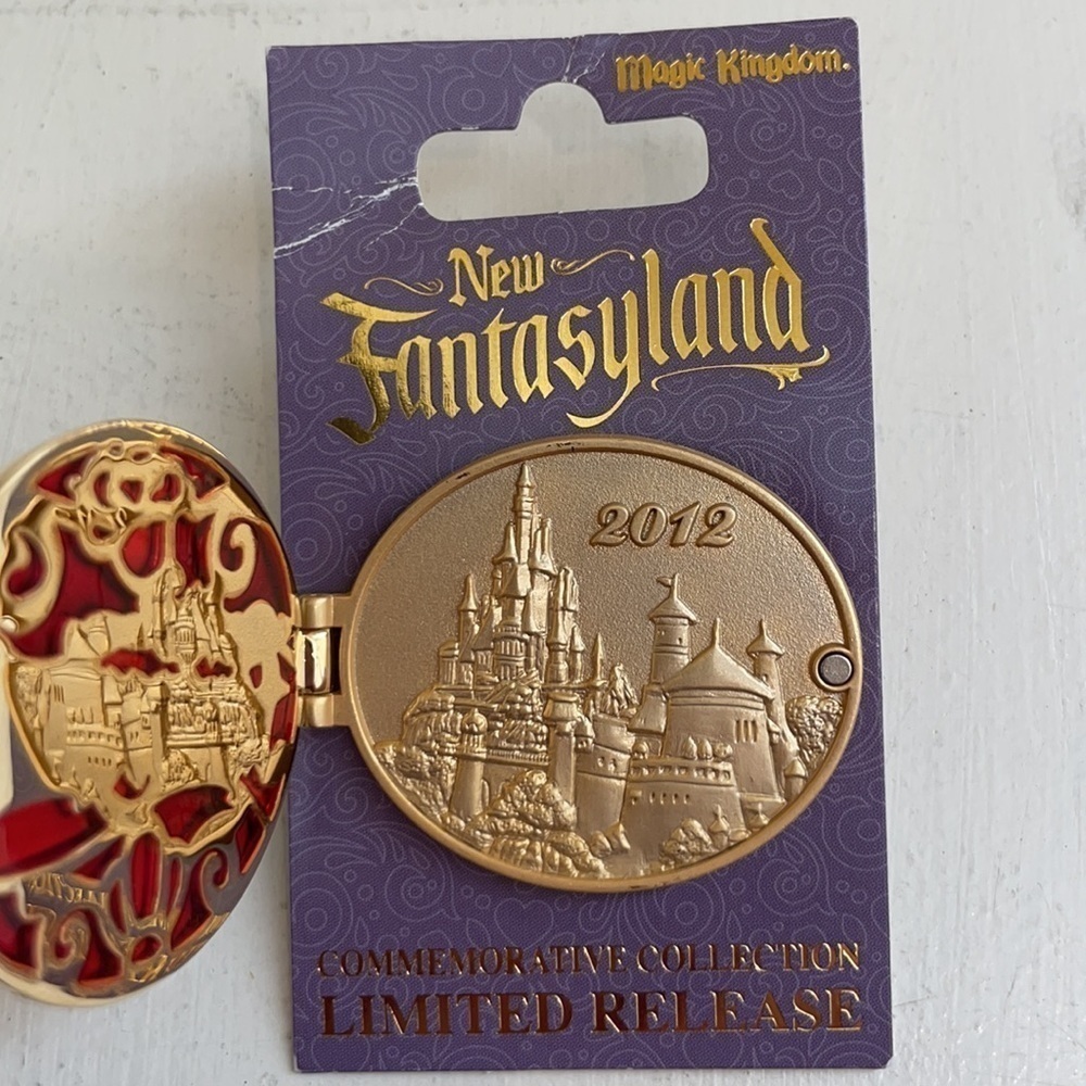 Disney Pin Trading Pin 93112 WDW - New Fantasyland 2012 Hinged Limited Release - Picture 4 of 4